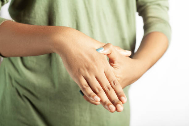 Онемение обеих кистей рук: причины, симптомы и лечение