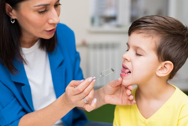 У ребенка белые прыщики во рту: причины, симптомы и лечение