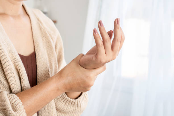 Онемение кисти правой руки причины и лечение